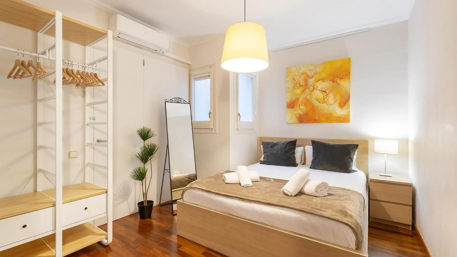 Large & Beautiful Apartment 4Min From Passeig De Gracia Barcelona
