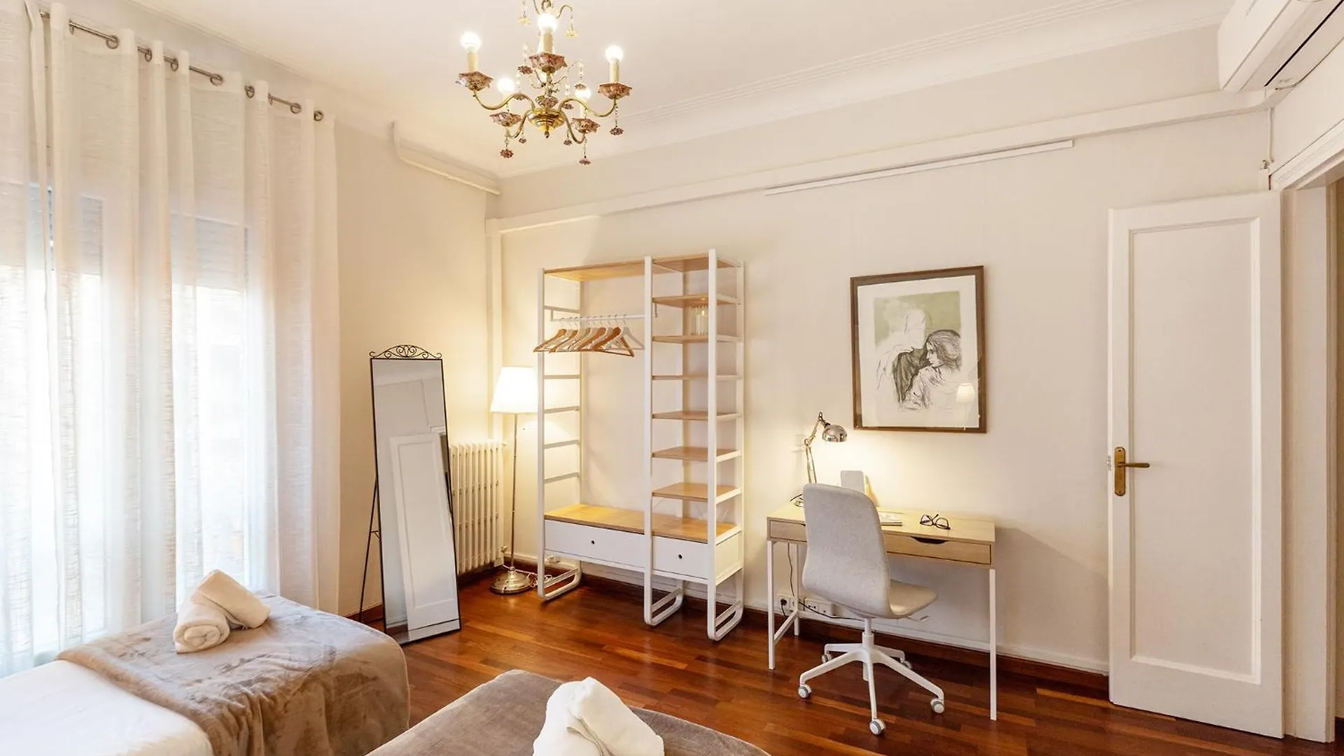 Large & Beautiful Apartment 4Min From Passeig De Gracia Barcelona 0*,  Spain