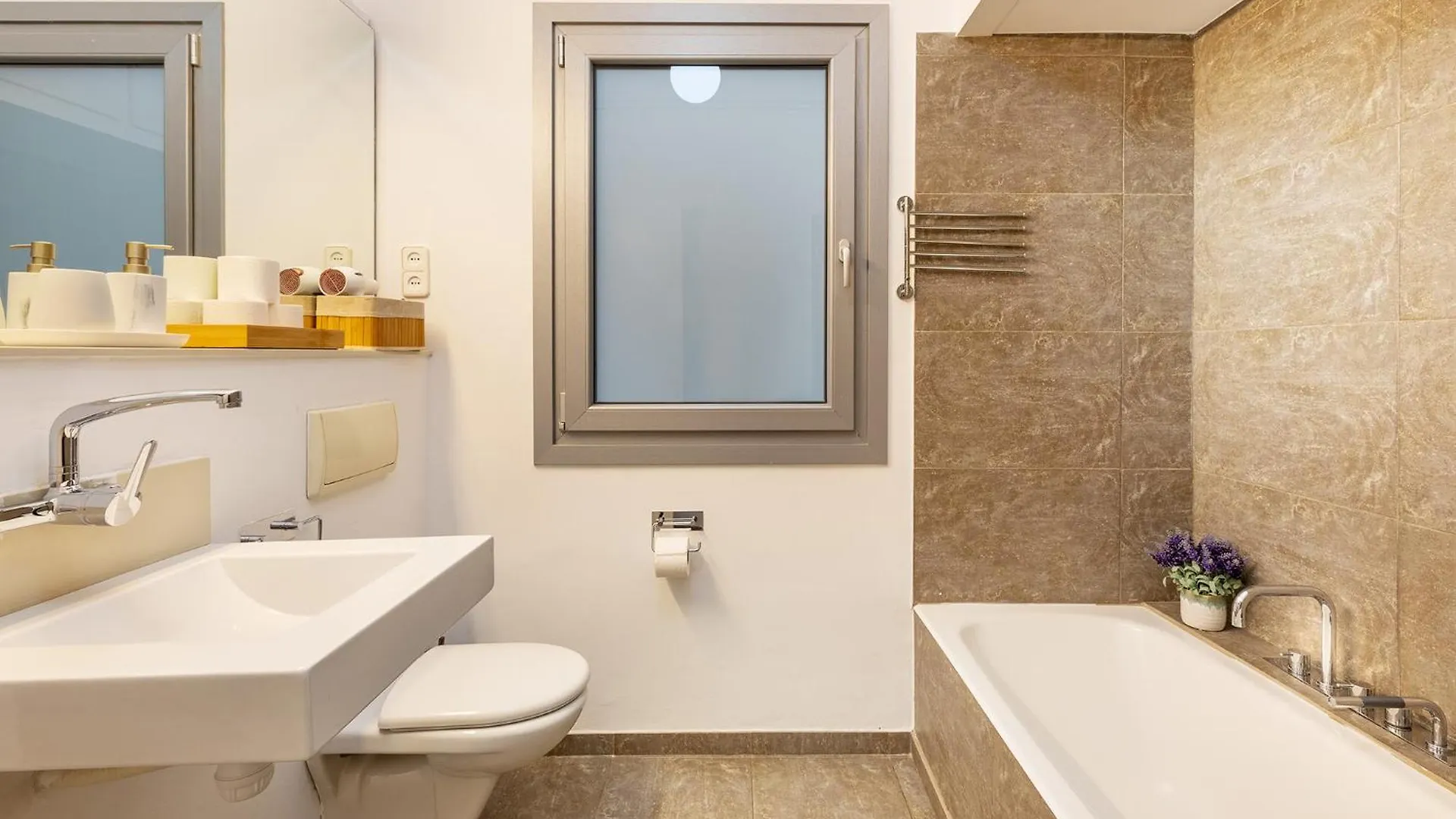 Large & Beautiful Apartment 4Min From Passeig De Gracia Barcelona